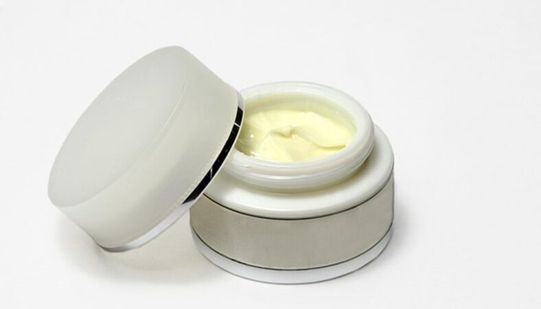 Les avantages d’utiliser une crème pour le visage pour votre routine quotidienne de soins de la peau